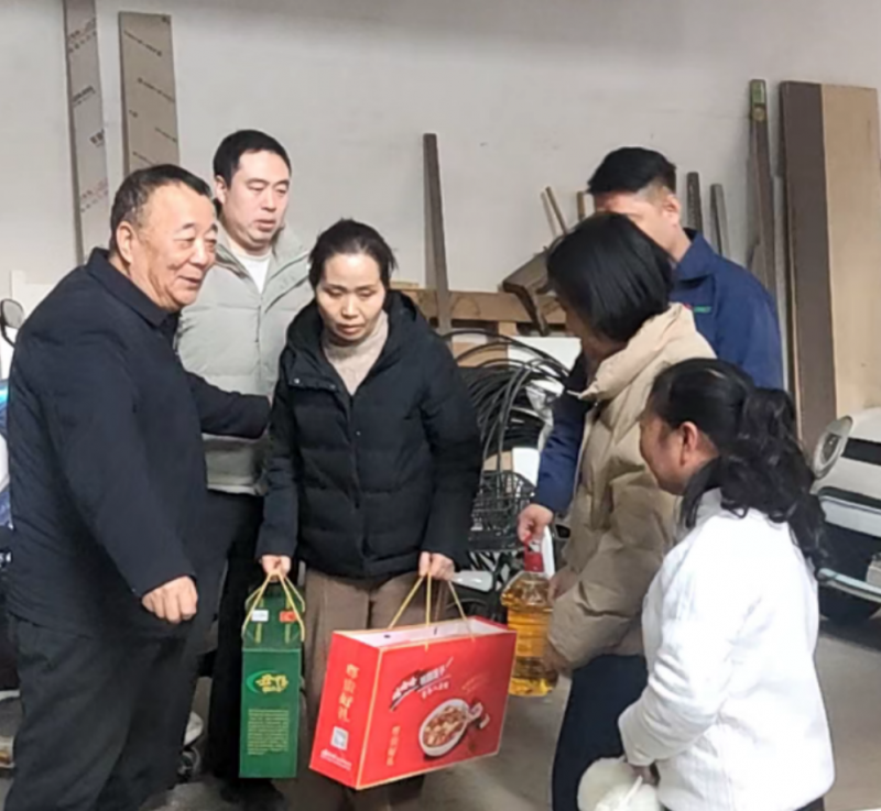 人大代表送溫暖 企業(yè)擔當暖民心